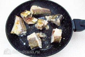 Хек с овощами и сметаной: фото к шагу 8.