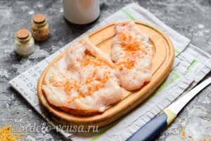 Отбиваем куриное филе