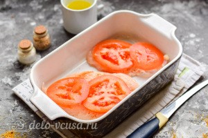 Кладем филе в форму, а сверху кладем ломтик помидора