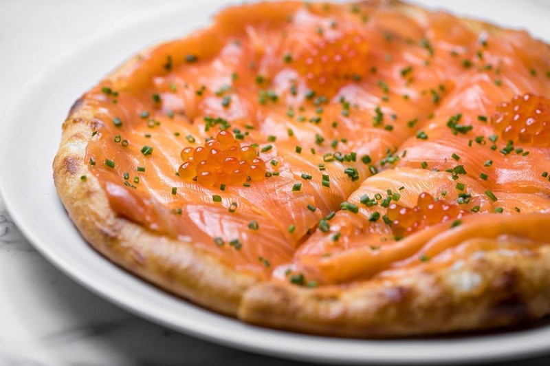 Легендарное блюдо В.Пака. Фирменная пицца с копченым лососем и икрой. Попробовали бы? / Источник: Instagram / @chefwolfgangpuck