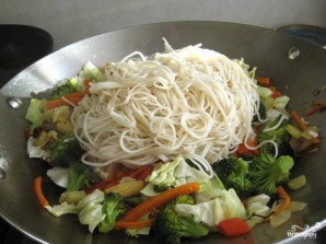 Лапша с овощами по-китайски - фото шаг 10