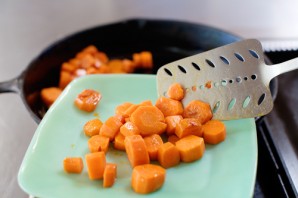 Молодая морковь, жаренная в карамели - фото шаг 5