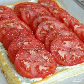 Пирог из слоеного теста с помидорами и базиликом - фото шаг 17