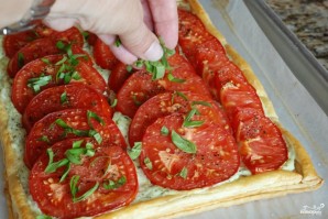 Пирог из слоеного теста с помидорами и базиликом - фото шаг 19