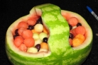 Фруктовая корзинка из арбуза