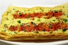 Пирог с жареными помидорами и маслинами