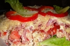 Салат с беконом, курицей и помидорами