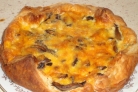Открытый пирог с курицей и грибами