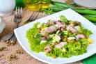 Салат с куриными сердечками и яйцом