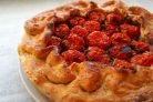 Открытый пирог с мясом, грибами и помидорами