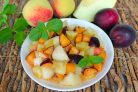 Фруктовый салат из дыни, персика и черного абрикоса