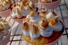 Капкейки с лимонным курдом и меренгой