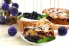 Заливной пирог с персиками и голубикой
