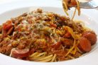 Спагетти с фаршем и колбасой под томатным соусом
