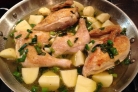 Курица с картошкой, тушенная в сковороде