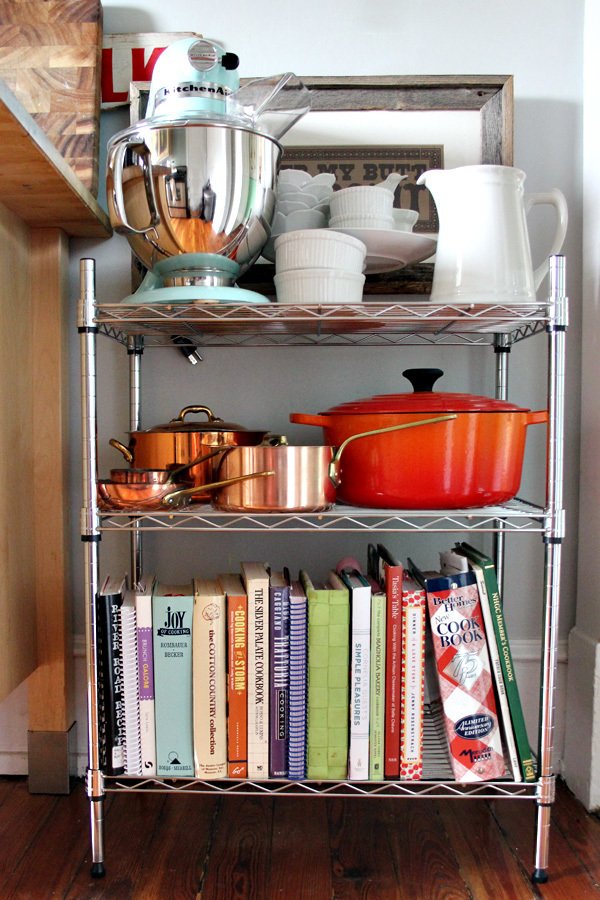 Этажерка для посуды и книг на кухне