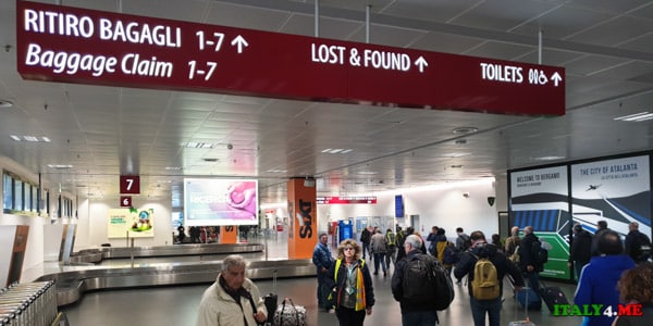 Зона получения багажа в аэропорту Бергамо