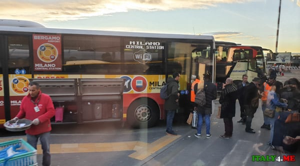 остановка автобусов в аэропорту Бергамо