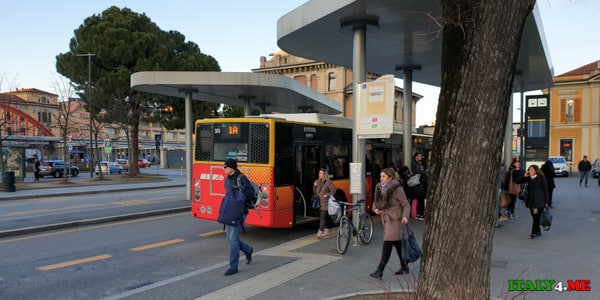 Остановка автобусов рядом с центральным железнодорожным вокзалом города Бергамо
