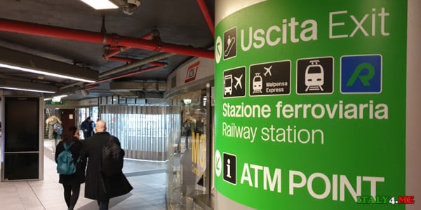 Указатель на выходе из метро на центральном вокзале Милана