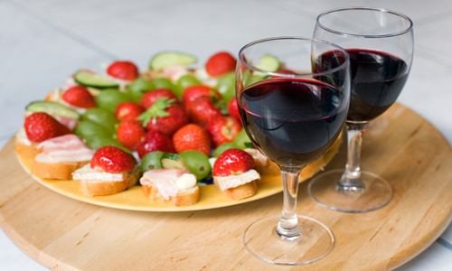 Сервировка стола для романтического ужина -  вино и клубника