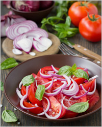 Салат с помидорами и красным луком