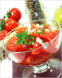 Салат с помидорами и луком