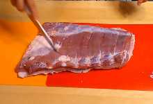 Переворачиваем мясо и делаем лёгкие надрезы по поверхности (в виде сеточки).