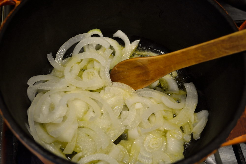 Салат из сырой свеклы с карамелизированным луком
