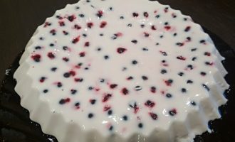 Всего 5 ингредиентов и готов суперский диетический десерт – «торт-желе с ягодами»