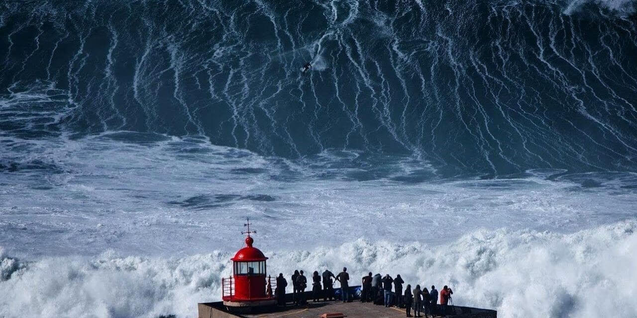 Волны в Назаре, Португалия
