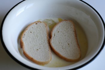 обмакивать хлеб в молоке