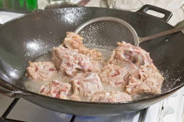 обжарить лук и мясо баранины