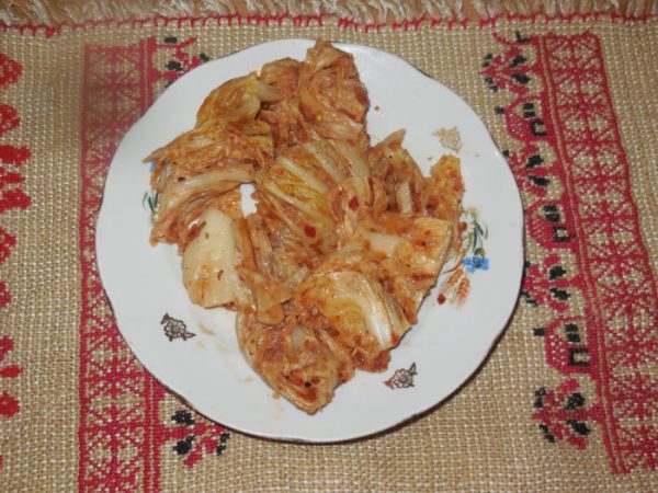 Кимчи на тарелке