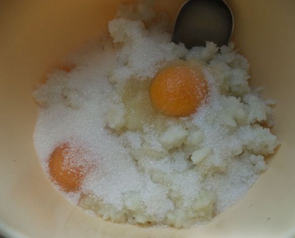 Отварной рис, сахарный песок и яйца в миске
