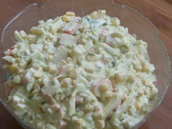 Крабовый салат с цветной капустой и сыром