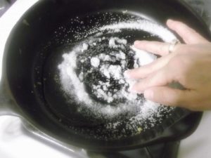 накаливание соли в чугуне