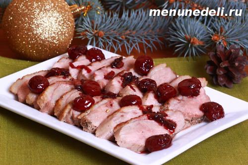 Очень вкусное и праздничное блюдо Утиная грудка с вишневым соусом на праздничный стол