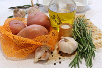 Картофель розмарин оливковое масло соль перец