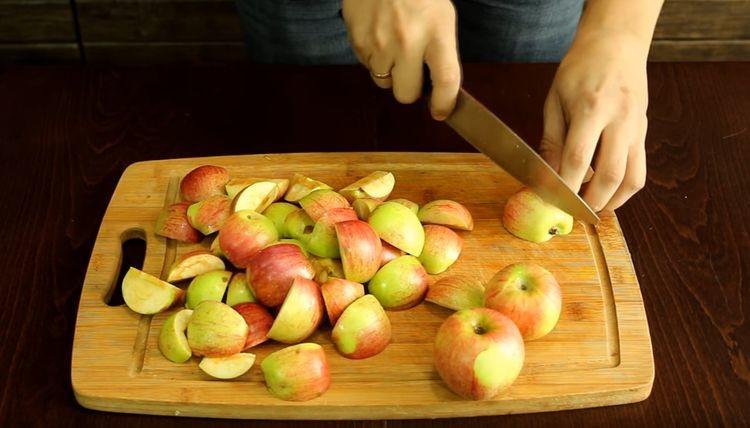 Нарезают яблоки
