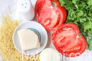 Макароны с помидорами и сыром на сковороде
