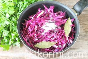 Тушеная красная капуста
