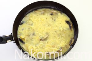 Омлет с грибами и сыром