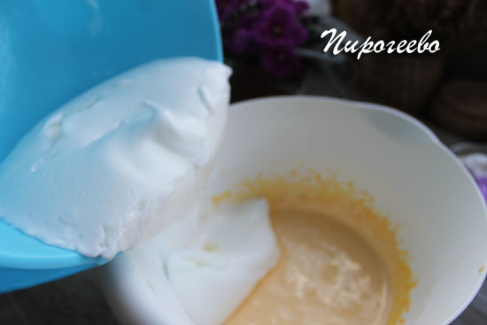 Смешиваем белковую массу с желтковой