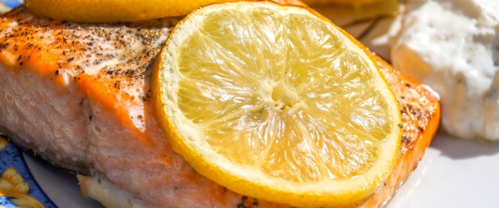 Кета в духовке с лимоном