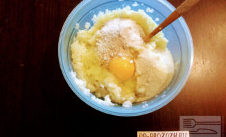 Шаг 4: Добавьте яйца, потертый на терке сыр, манную крупу и овсяную муку.