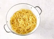 Спагетти с колбасками, помидорами и рассольным сыром