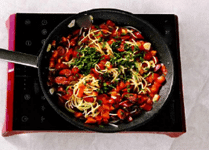 Спагетти с колбасками, помидорами и рассольным сыром