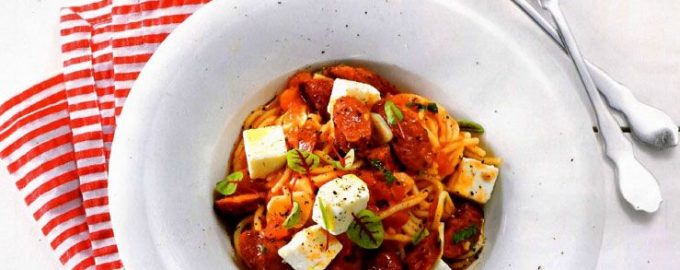 Спагетти с колбасками, помидорами и рассольным сыром.