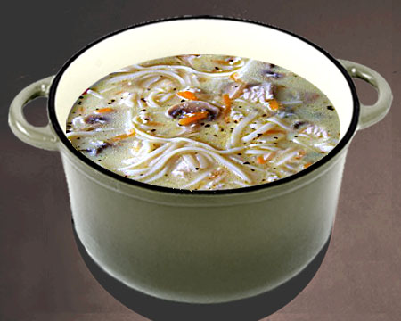 Сырный суп с лапшой и грибами в кастрюле